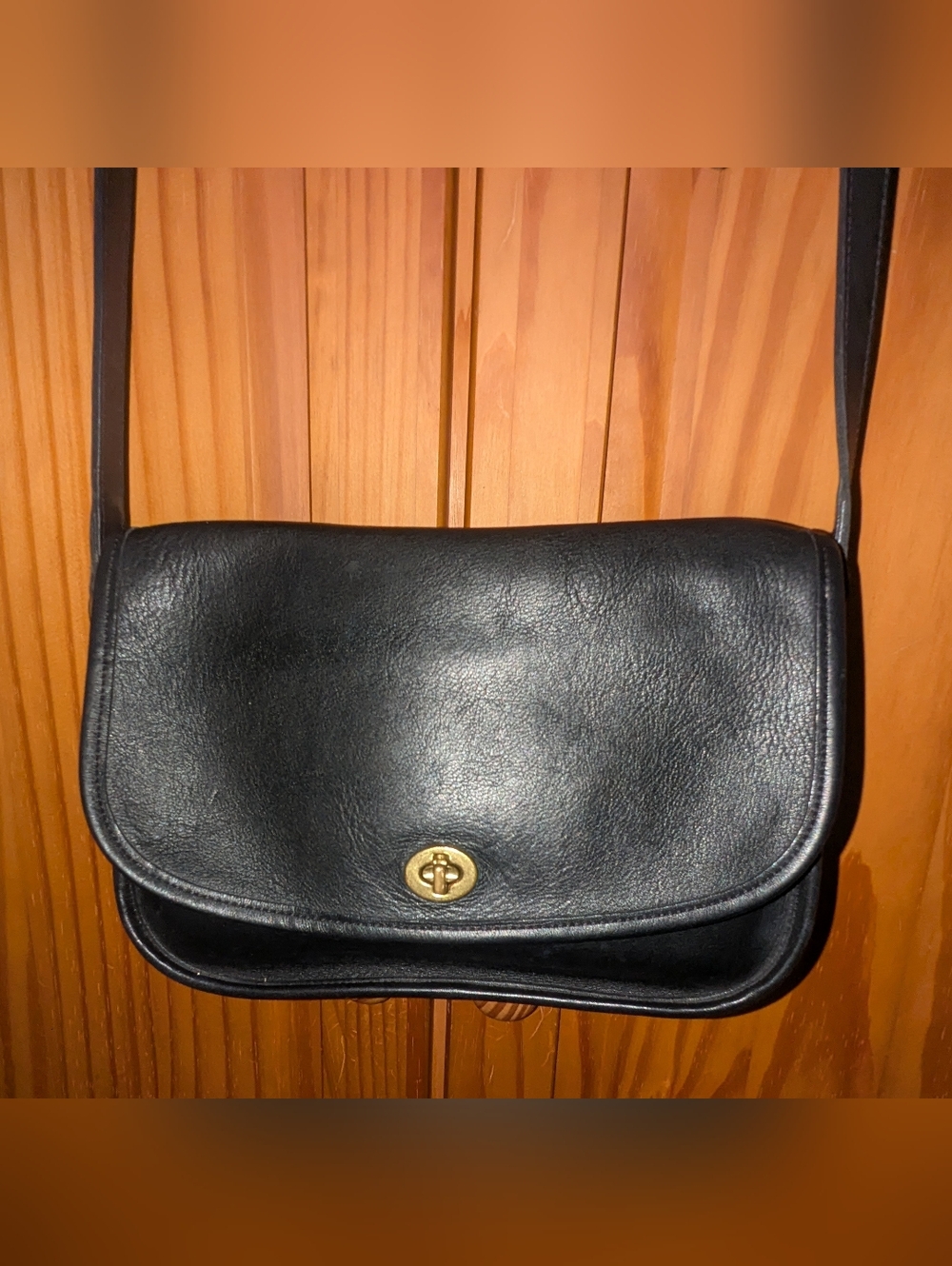 Vintage Coach Black Leather Turn-Lock Crossbody Bag 9790 - Picture 3 of 11